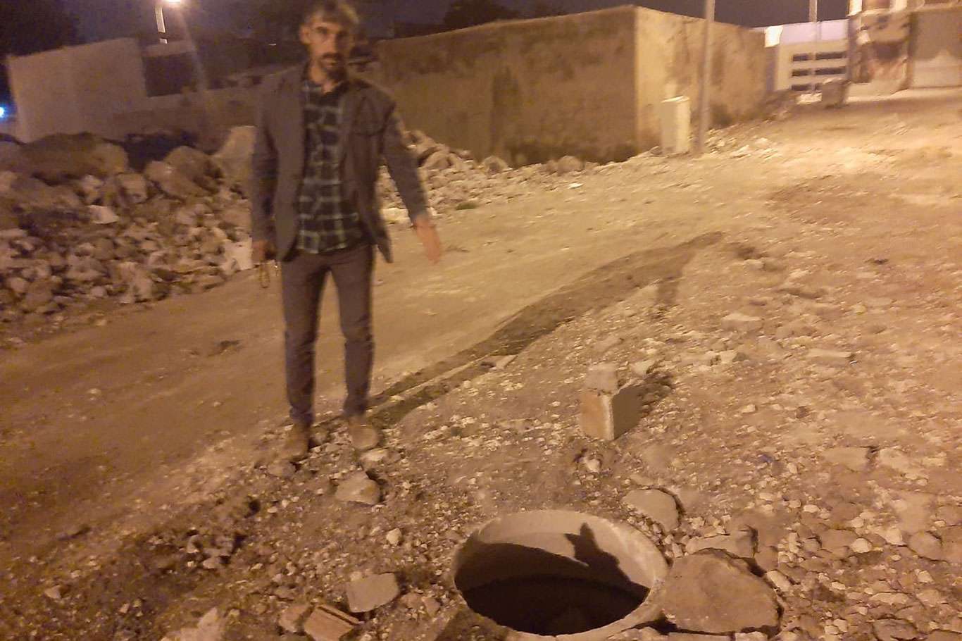 Açık bırakılan rögar kapakları tehlike oluşturuyor Açık bırakılan rögar kapakları tehlike oluşturuyor
